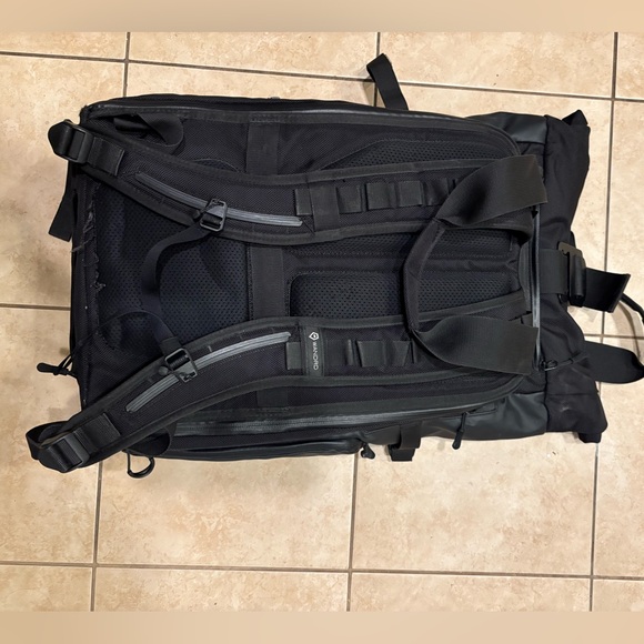 WANDRD PRVKE 31 Camera Backpack – Waterproof Black, Camera Cube Included - Picture 4 of 12